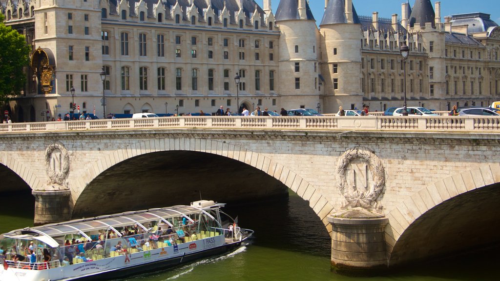 Ile de la Cite which includes heritage architecture, a bridge and boating