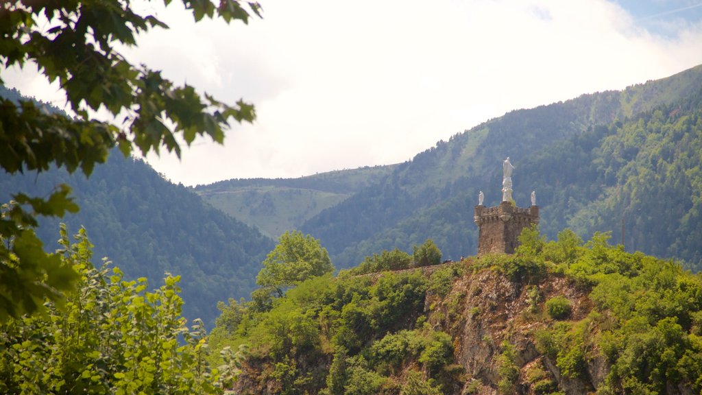 Ax-les-Thermes ofreciendo imágenes de bosques y una garganta o cañón