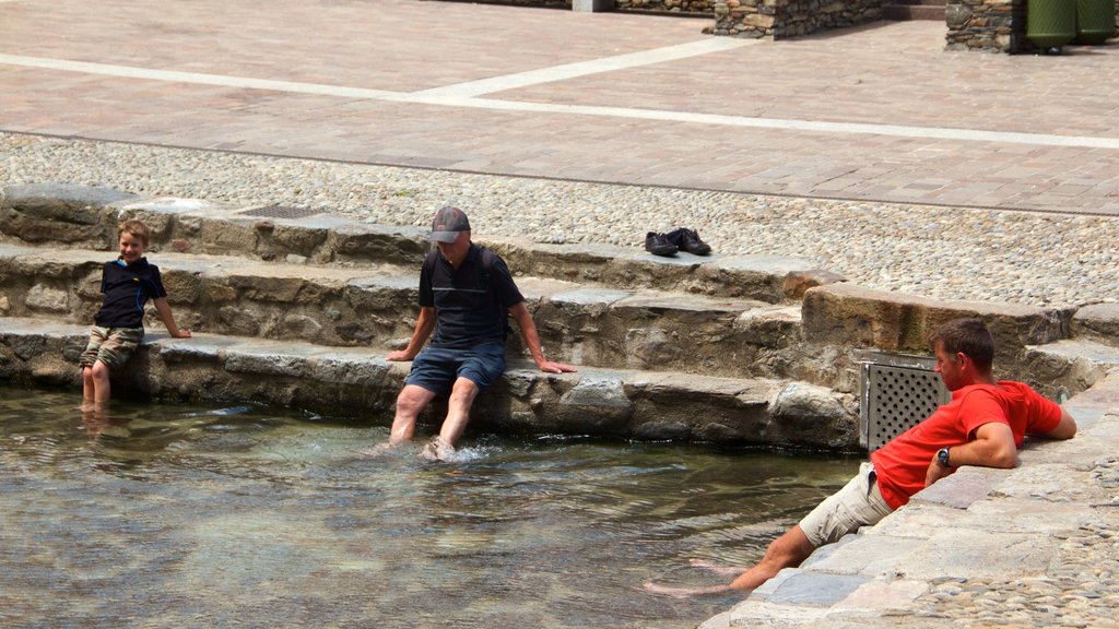 Ax-les-Thermes y también un pequeño grupo de personas