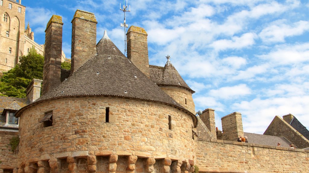 Le Mont-Saint-Michel qui includes patrimoine architectural et patrimoine historique