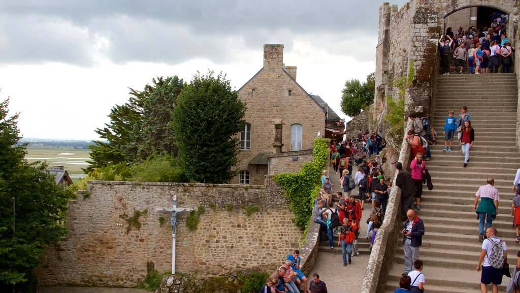 Le Mont-Saint-Michel que inclui elementos de patrimônio assim como um grande grupo de pessoas