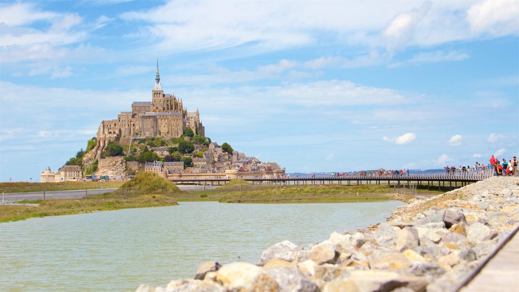 Le Mont-Saint-Michel mostrando uma cidade pequena ou vila e elementos de patrimônio