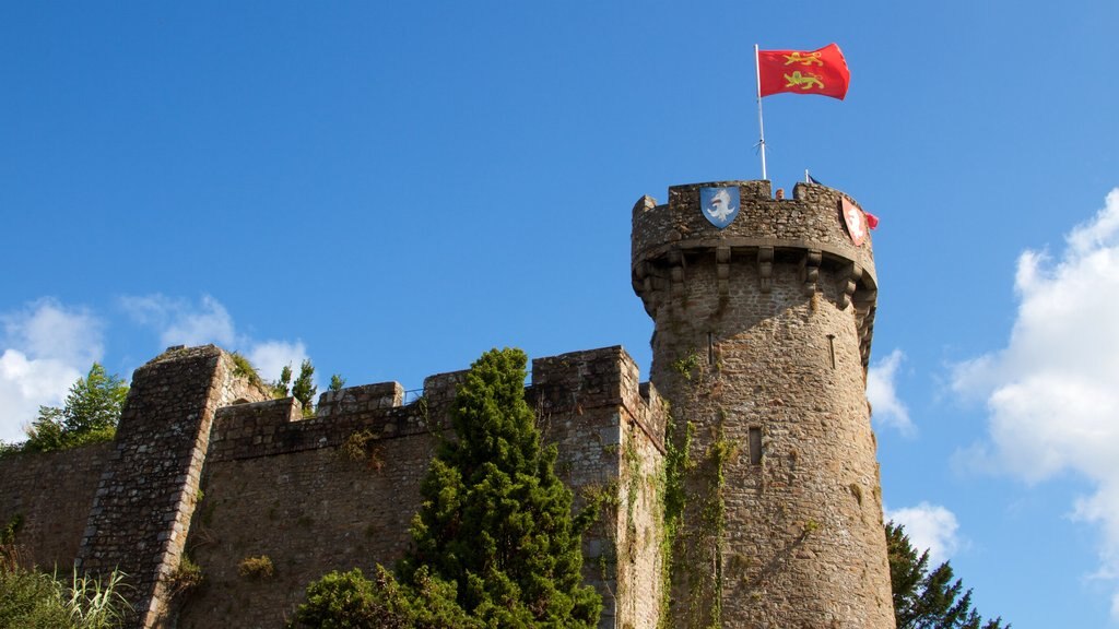 Avranches che include oggetti d\'epoca e rovine di un edificio