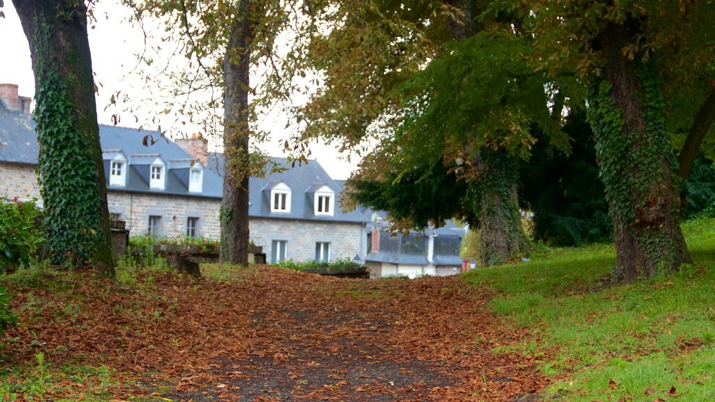 Combourg ofreciendo los colores del otoño y un parque