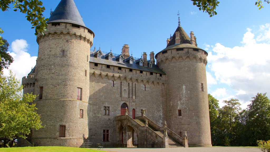 Combourg ofreciendo patrimonio de arquitectura, un castillo y elementos del patrimonio