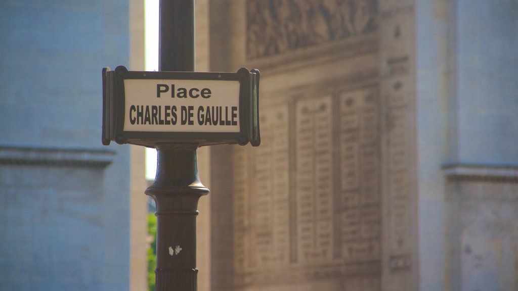 Arc de Triomphe yang mencakup papan petunjuk