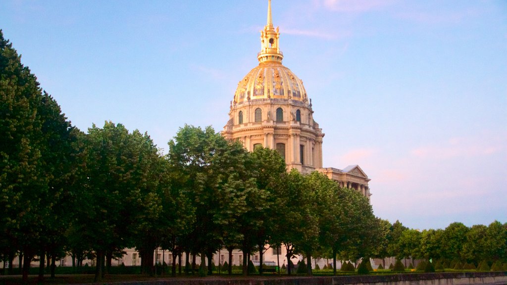 Les Invalides showing heritage elements, a church or cathedral and heritage architecture