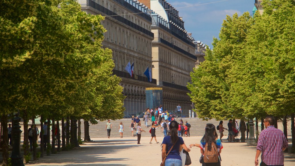 Jardin des Tuileries mostrando uma cidade assim como um pequeno grupo de pessoas