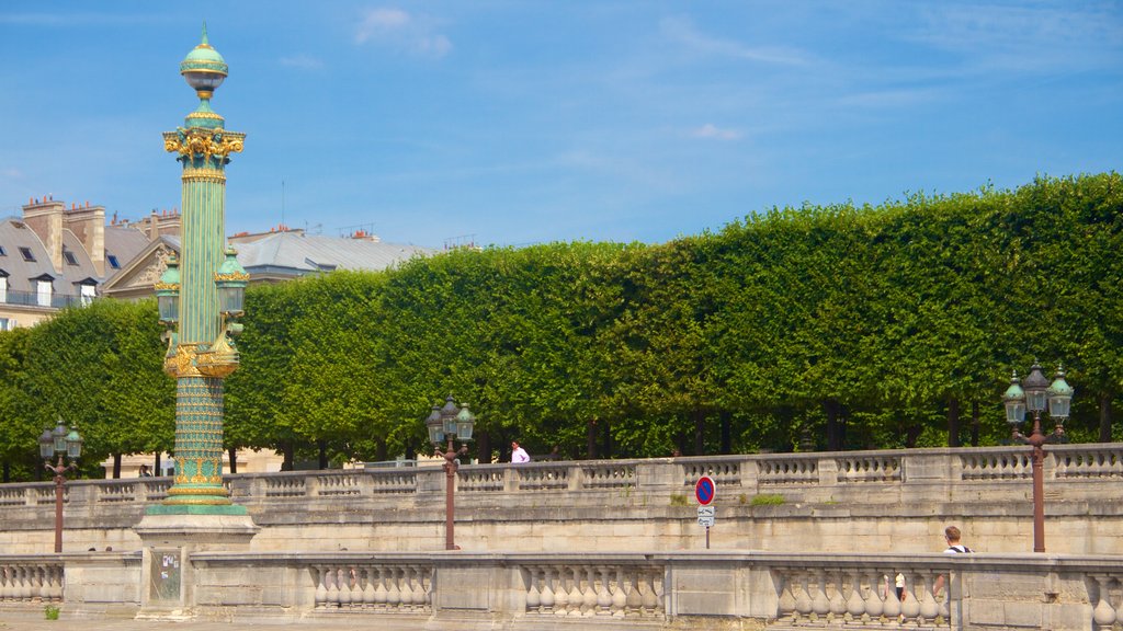 Jardines de las Tullerías que incluye un parque y elementos del patrimonio