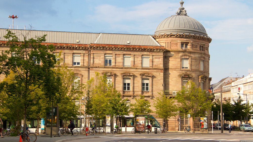 Piazza della stazione che include città