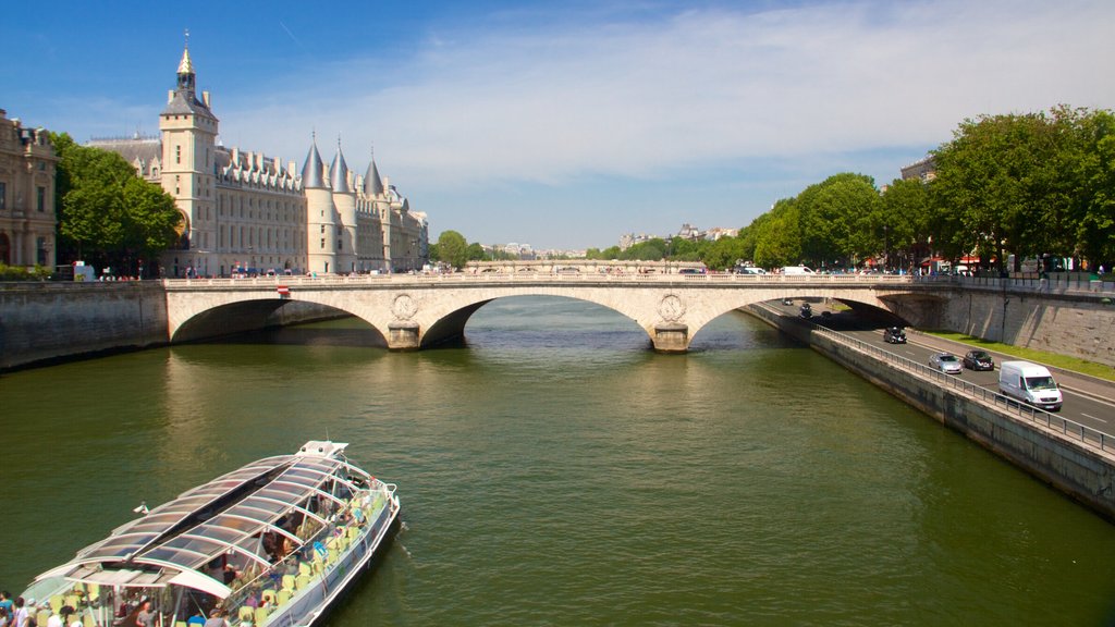 París ofreciendo un puente, un río o arroyo y elementos patrimoniales