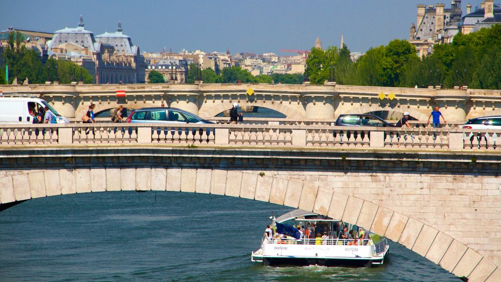 París mostrando un puente, un río o arroyo y botes