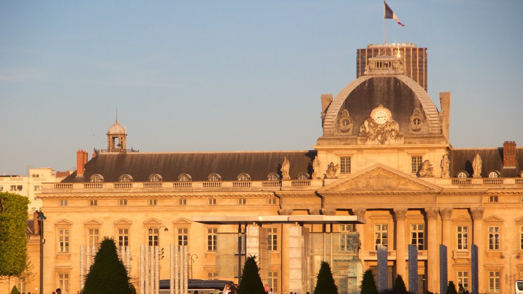 Paris showing heritage architecture and heritage elements