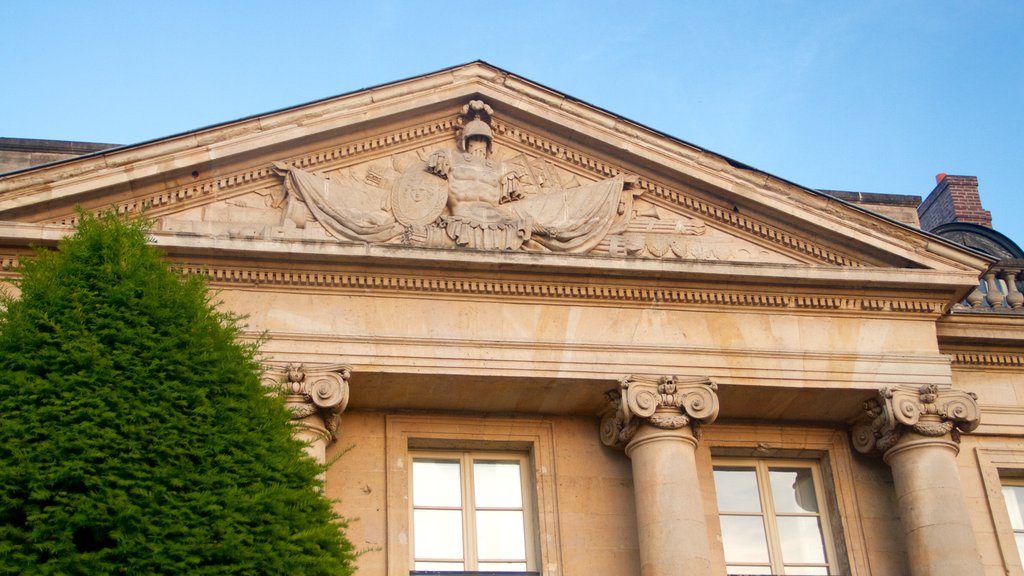 Paris showing heritage architecture and heritage elements