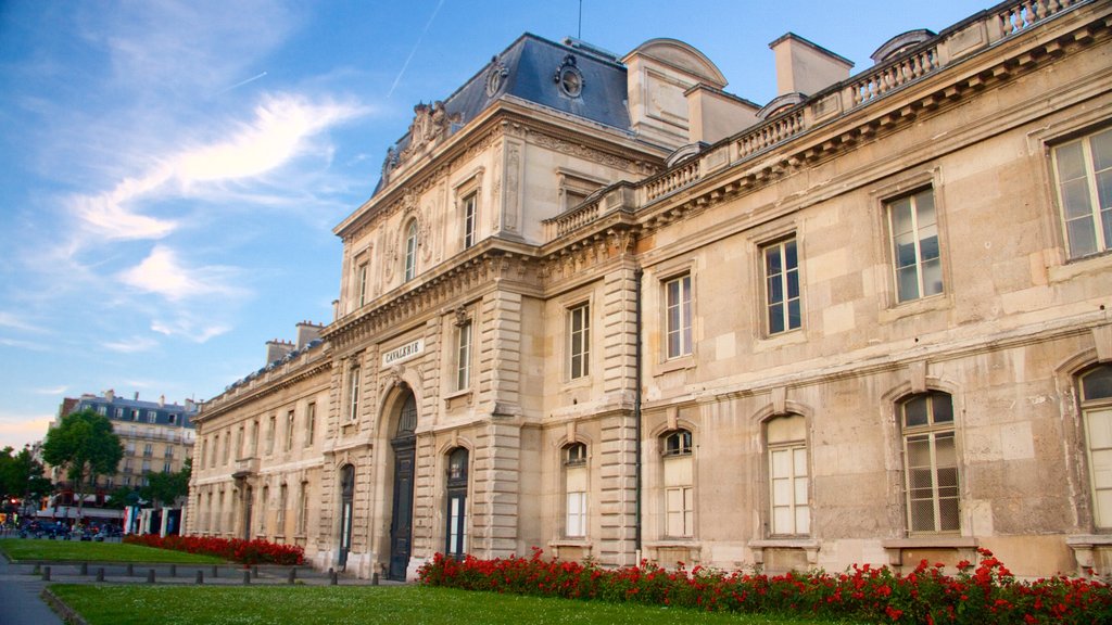 Paris showing heritage elements, heritage architecture and flowers