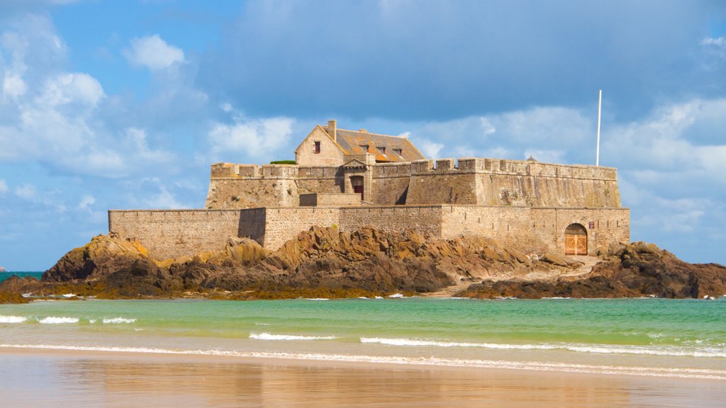 Fort National mostrando una playa de arena y elementos patrimoniales