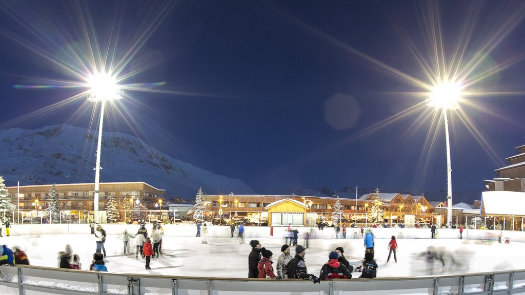 Huez showing snow, ice skating and night scenes