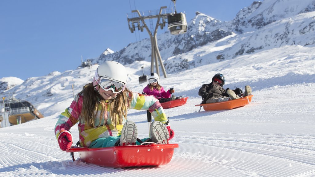 Huez que incluye nieve y llantas inflables para deslizarse por la nieve y también niños