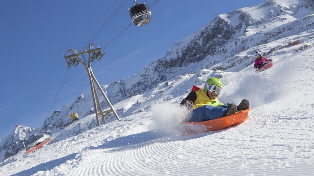 Huez que incluye llantas inflables para deslizarse por la nieve, nieve y montañas