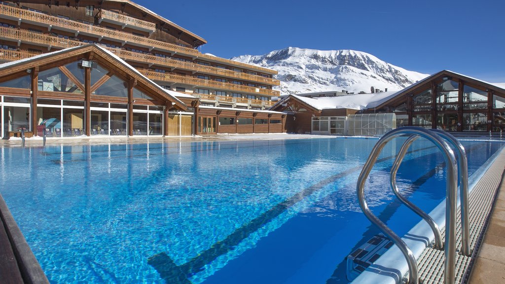 Huez which includes a pool, mountains and snow