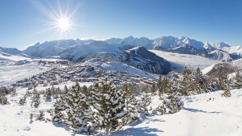 l\'Alpe-d\'Huez mostrando montanhas, uma cidade pequena ou vila e neve