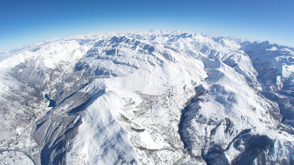 Huez which includes mountains and snow