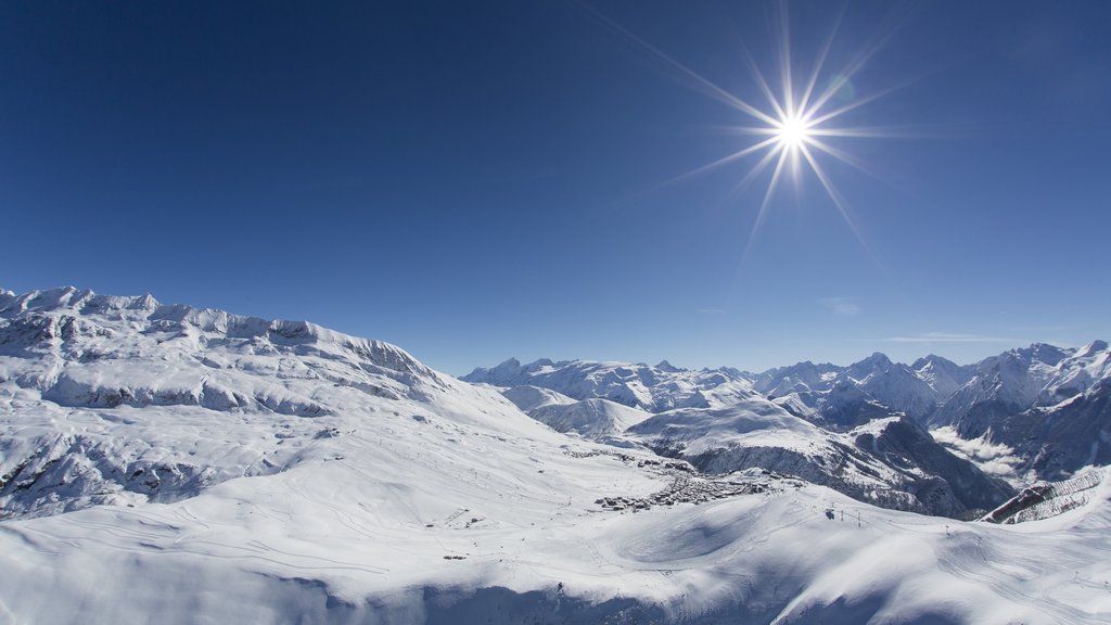 Huez ofreciendo montañas y nieve