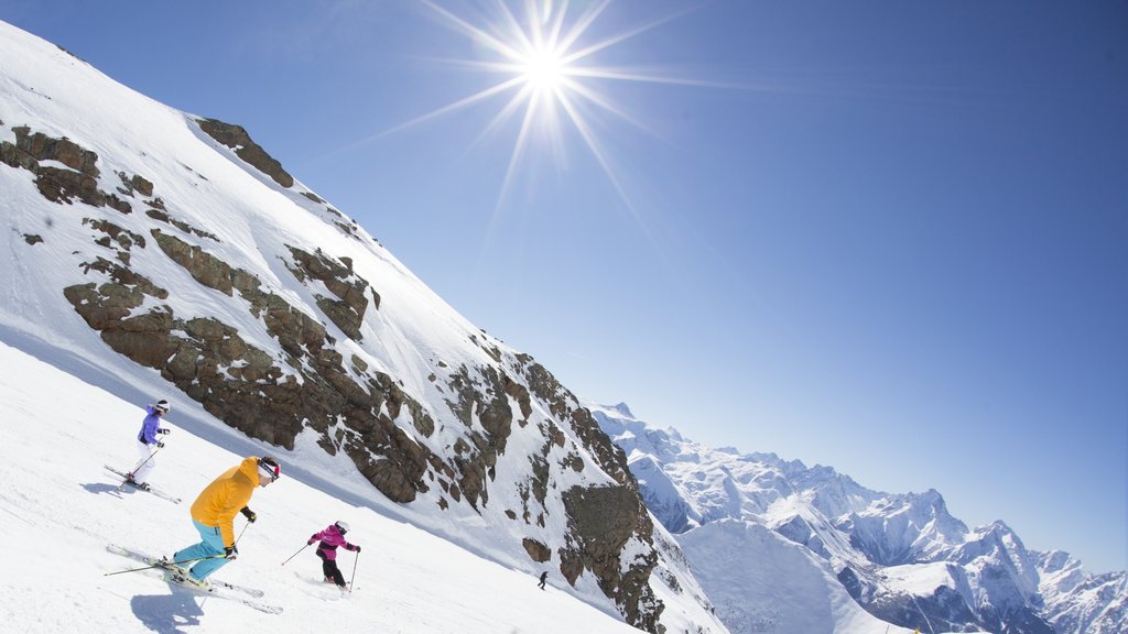 Huez which includes snow, mountains and snow skiing