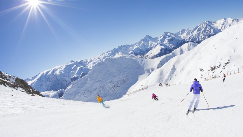 Huez ofreciendo montañas, esquiar en la nieve y nieve