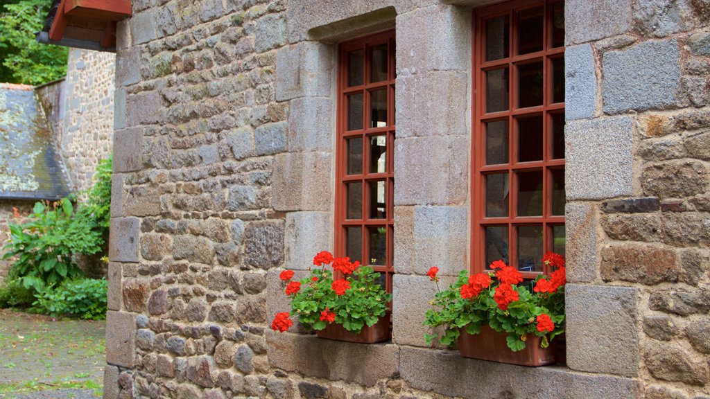 Combourg que inclui elementos de patrimônio e flores