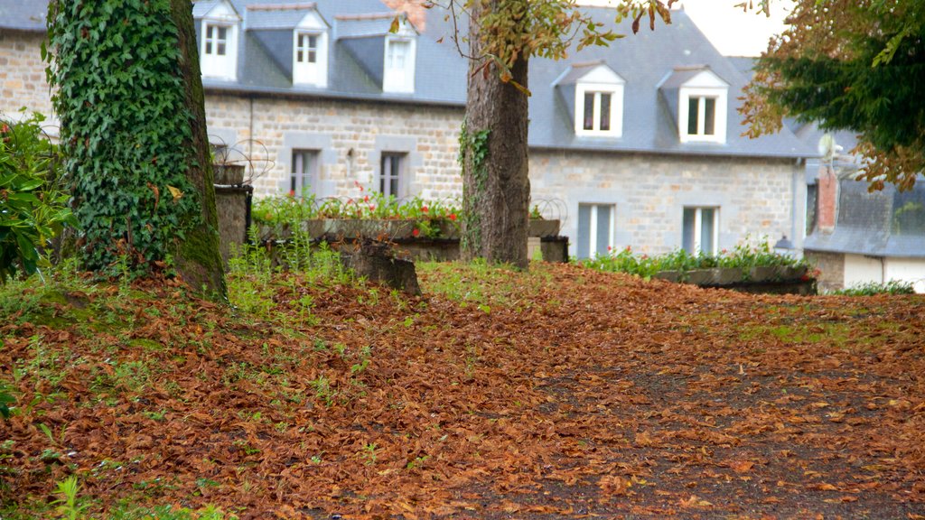 Combourg caracterizando folhas de outono e um jardim