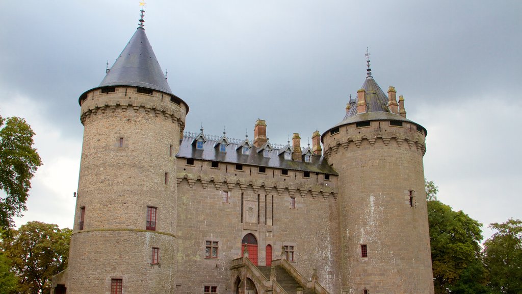 Combourg ofreciendo un castillo, elementos patrimoniales y arquitectura patrimonial