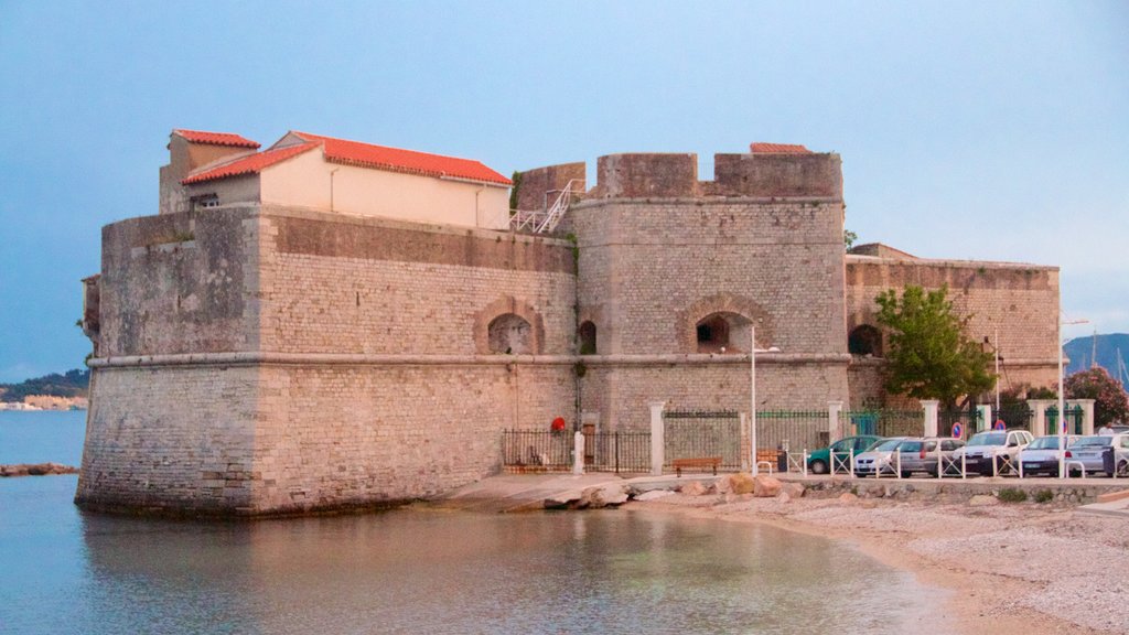 Tolón mostrando una playa de guijarros y elementos del patrimonio