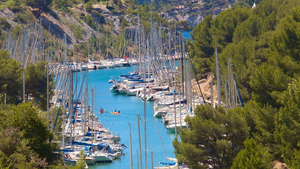 Calanques which includes a bay or harbor and a river or creek