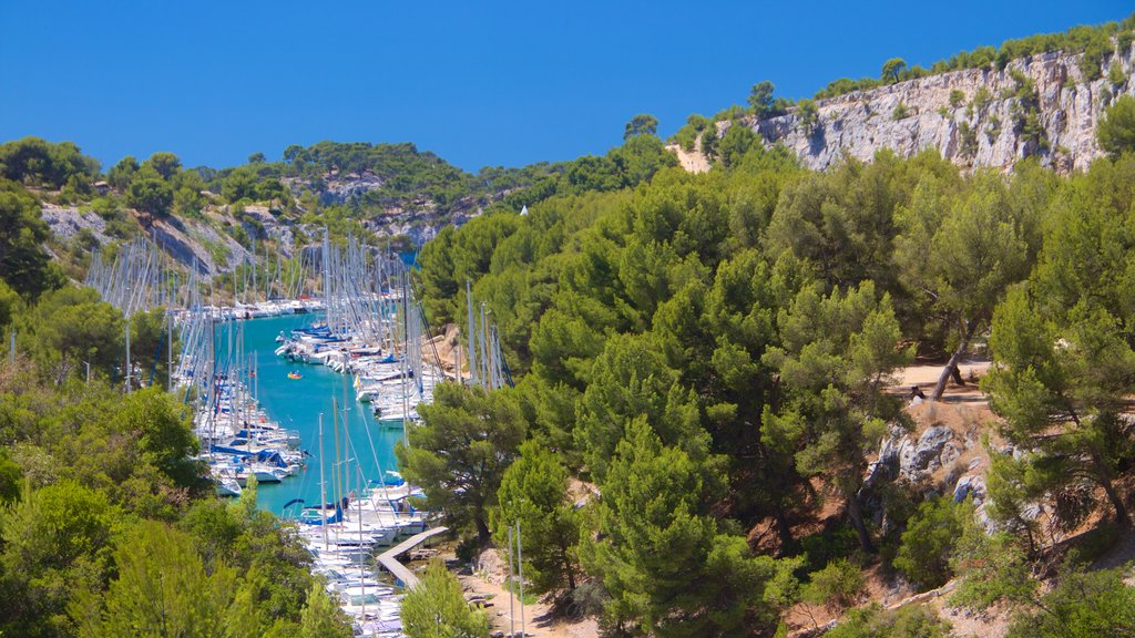 Calanques que incluye un río o arroyo, una marina y escenas tranquilas