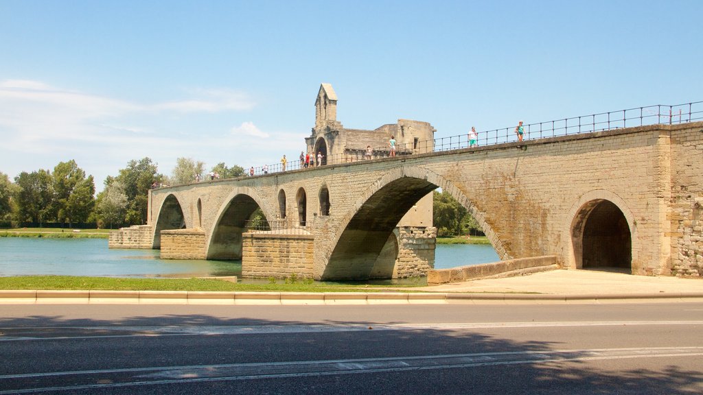 Pont d\'Avignon ofreciendo un río o arroyo, un puente y elementos del patrimonio