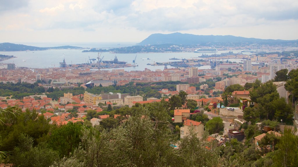 Mont Faron caracterizando paisagens litorâneas, uma baía ou porto e uma cidade