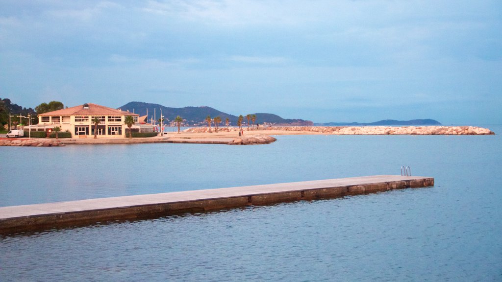 Playa de Toulon que incluye una ciudad costera, vistas generales de la costa y una bahía o puerto