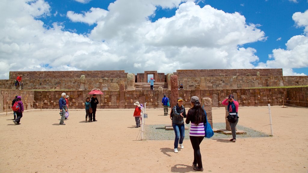 Tiahuanaco ofreciendo elementos del patrimonio y también un pequeño grupo de personas