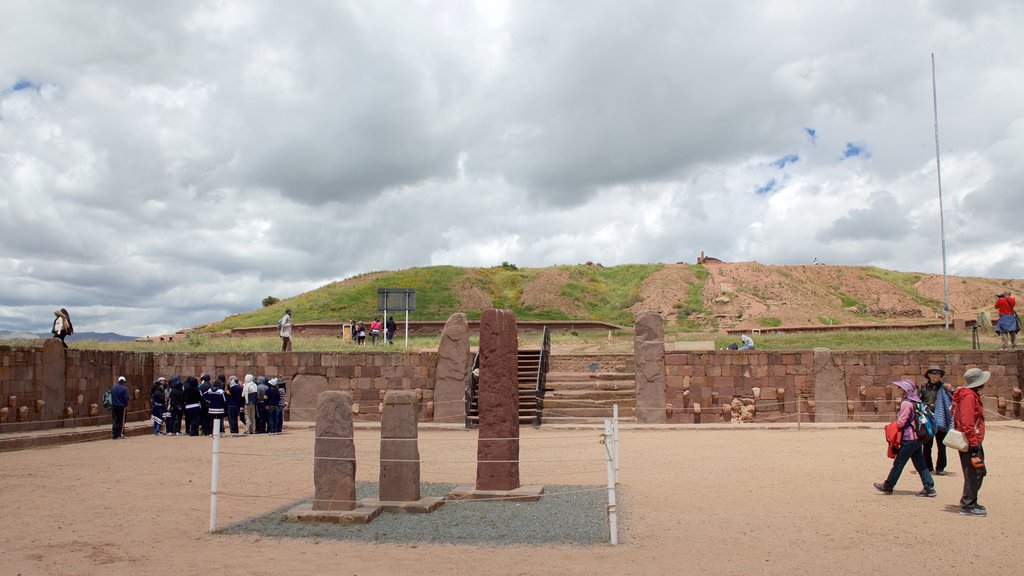 Tiwanaku che include oggetti d\'epoca cosi come un piccolo gruppo di persone