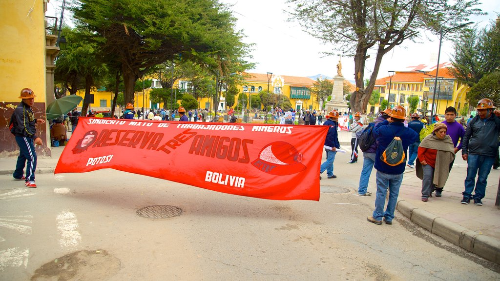 Potosí ofreciendo una ciudad y también un pequeño grupo de personas