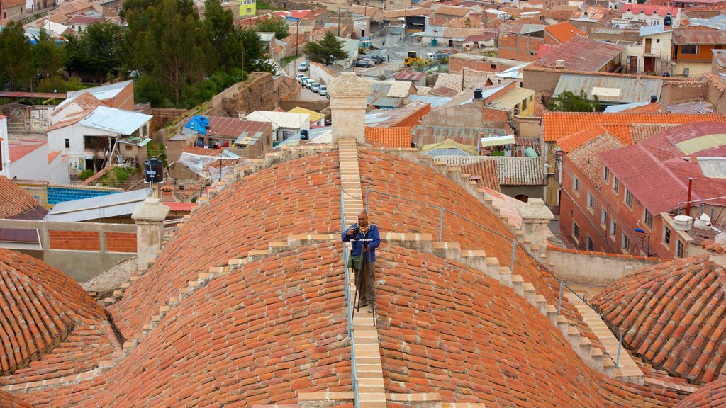 Potosi que inclui uma cidade assim como um homem sozinho