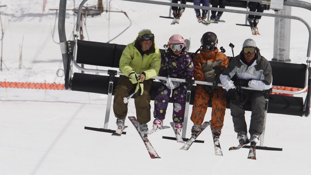 Aix-en-Provence showing snow and snow skiing