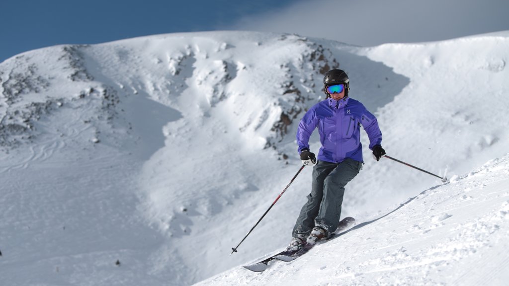 Station de ski de Lac Louise montrant neige et ski sur neige aussi bien que une femme seule