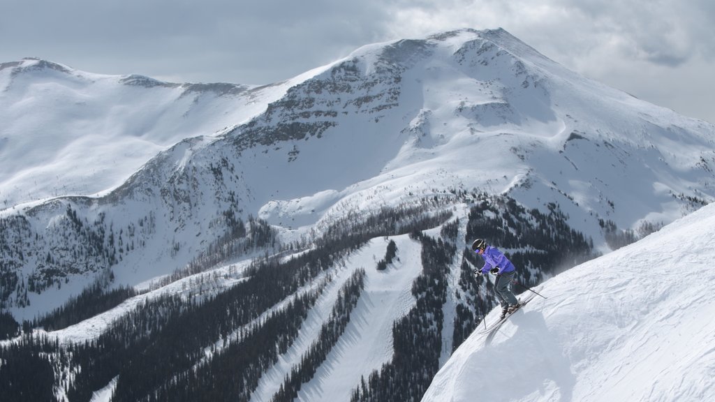 Lake Louise Mountain Resort showing snow skiing, snow and mountains