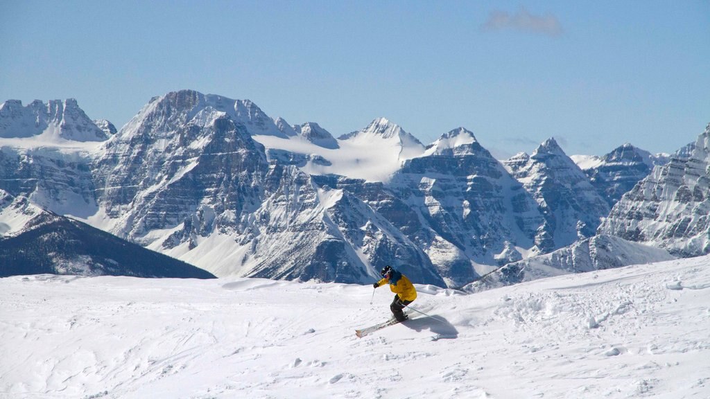 Lake Louise Mountain Resort mostrando nieve, montañas y esquiar en la nieve