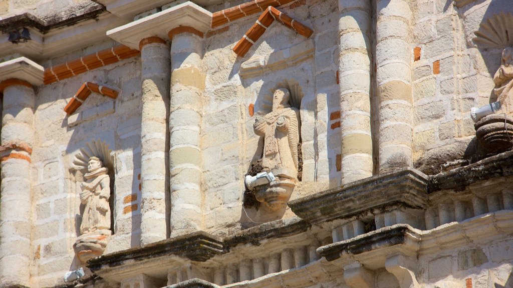 Iglesia de Saint Francis que incluye una iglesia o catedral y elementos patrimoniales