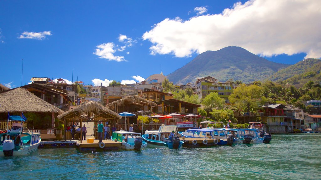 San Pedro La Laguna mostrando una ciudad costera y vista general a la costa