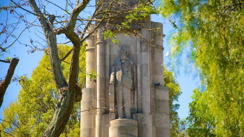 Parque central de Quetzaltenango mostrando una estatua o escultura y elementos del patrimonio