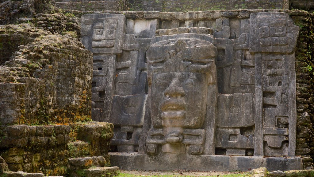 Lamanai caracterizando elementos de patrimônio e uma estátua ou escultura